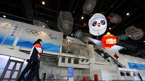 Волонтеры у Главного пресс-центра перед зимними Олимпийскими играми 2022 года в Пекине - Sputnik Грузия