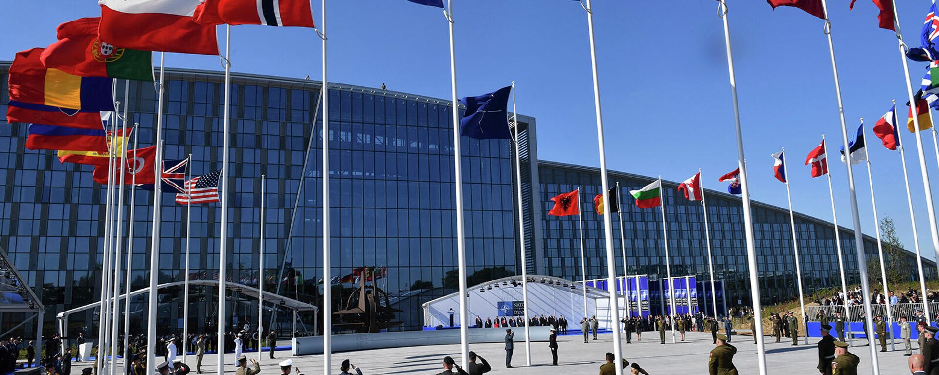 Флаги стран-участниц NATO перед зданием организации в Брюсселе - Sputnik Грузия, 1920, 12.01.2022
