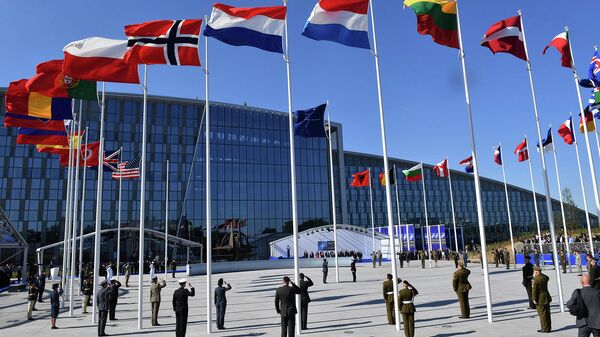 Флаги стран-участниц NATO перед зданием организации в Брюсселе - Sputnik Грузия