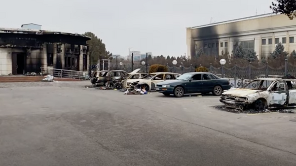 Сгоревшие машины у резиденции президента Казахстана в Алма-Ате - видео - Sputnik Грузия
