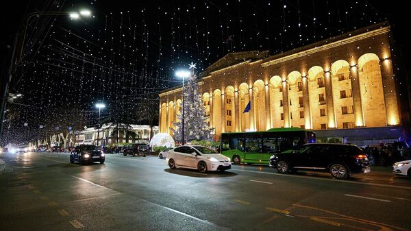 Новогодняя иллюминация и украшения. Главная новогодняя елка Грузии на проспекте Руставели - Sputnik Грузия
