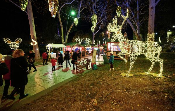 В парке Деда Эна разместили светящиеся вечерами фигуры оленей.  - Sputnik Грузия