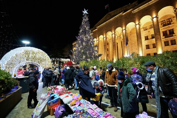 Настоящее столпотворение вечерами происходило у главной новогодней елки Грузии у здания парламента страны на проспекте Руставели.  - Sputnik Грузия