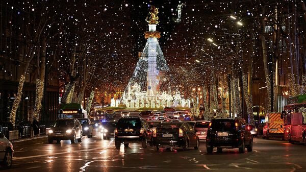 Новогодняя иллюминация и украшения. Празднично украшенная площадь Свободы - Sputnik Грузия