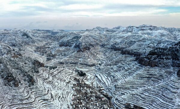На этом аэрофотоснимке, сделанном 7 ноября 2021 года, показаны террасные поля после снегопада в Ханьдане в северной китайской провинции Хэбэй. - Sputnik Грузия