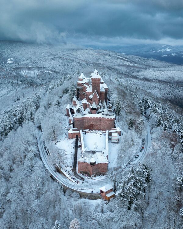 Замок Верхний Кенигсбург в Оршвиллере, восточная Франция, после первых снегопадов на вершинах Вогезов 29 ноября 2021 года. - Sputnik Грузия