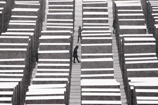 Мемориал Жертвам Холокоста во время снегопада в Берлине, Германия, 9 декабря 2021 года. - Sputnik Грузия