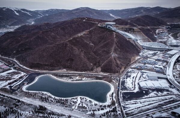 Водохранилище, которое обеспечивает водой снежные пушки для мест проведения соревнований во время зимних Олимпийских игр в Пекине 2022 года. - Sputnik Грузия