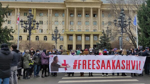 Акция сторонников Михаила Саакашвили у здания тбилисского суда 13 января 2022 года - Sputnik Грузия