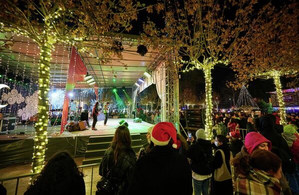 В парке Деда Эна на тбилисской набережной сделали настоящую новогоднюю деревню, тут же была установлена сцена.  - Sputnik Грузия