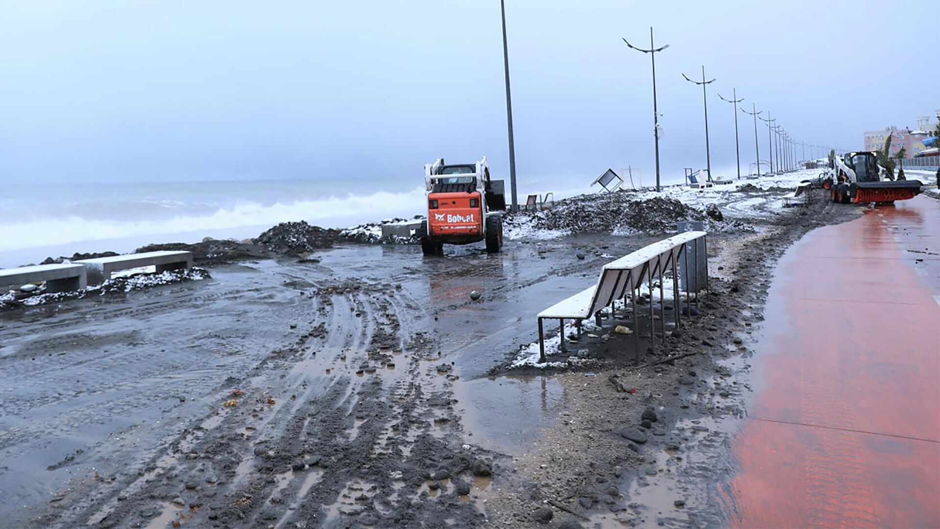 Поврежденный во время шторма на Черном море батумский приморский бульвар, 17 января 2022 года - Sputnik Грузия, 1920, 17.01.2022