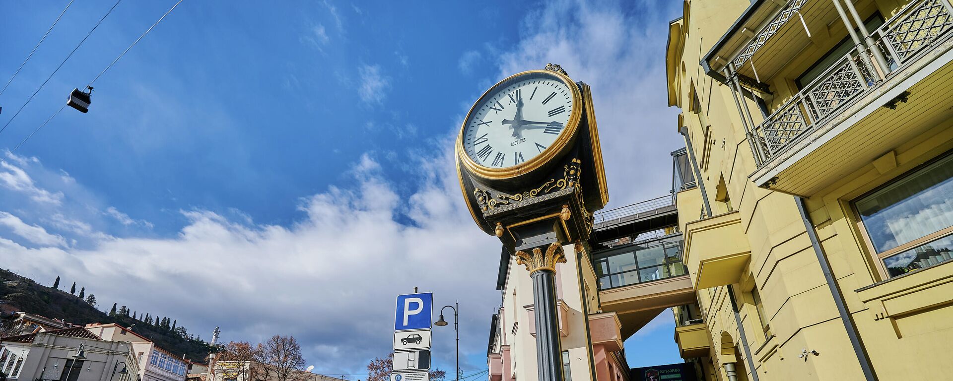 Вид на город Тбилиси - Мейдан и Шардена, уличные часы - Sputnik Грузия, 1920, 29.11.2025