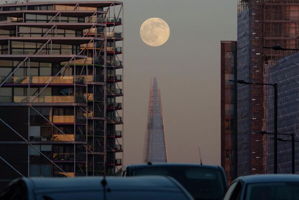 Волчья Луна над центром Лондона - Sputnik Грузия