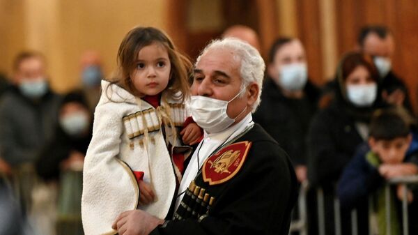 Верующие в масках в кафедральном соборе Святой Троицы - Самеба, на церковный праздник - Sputnik Грузия