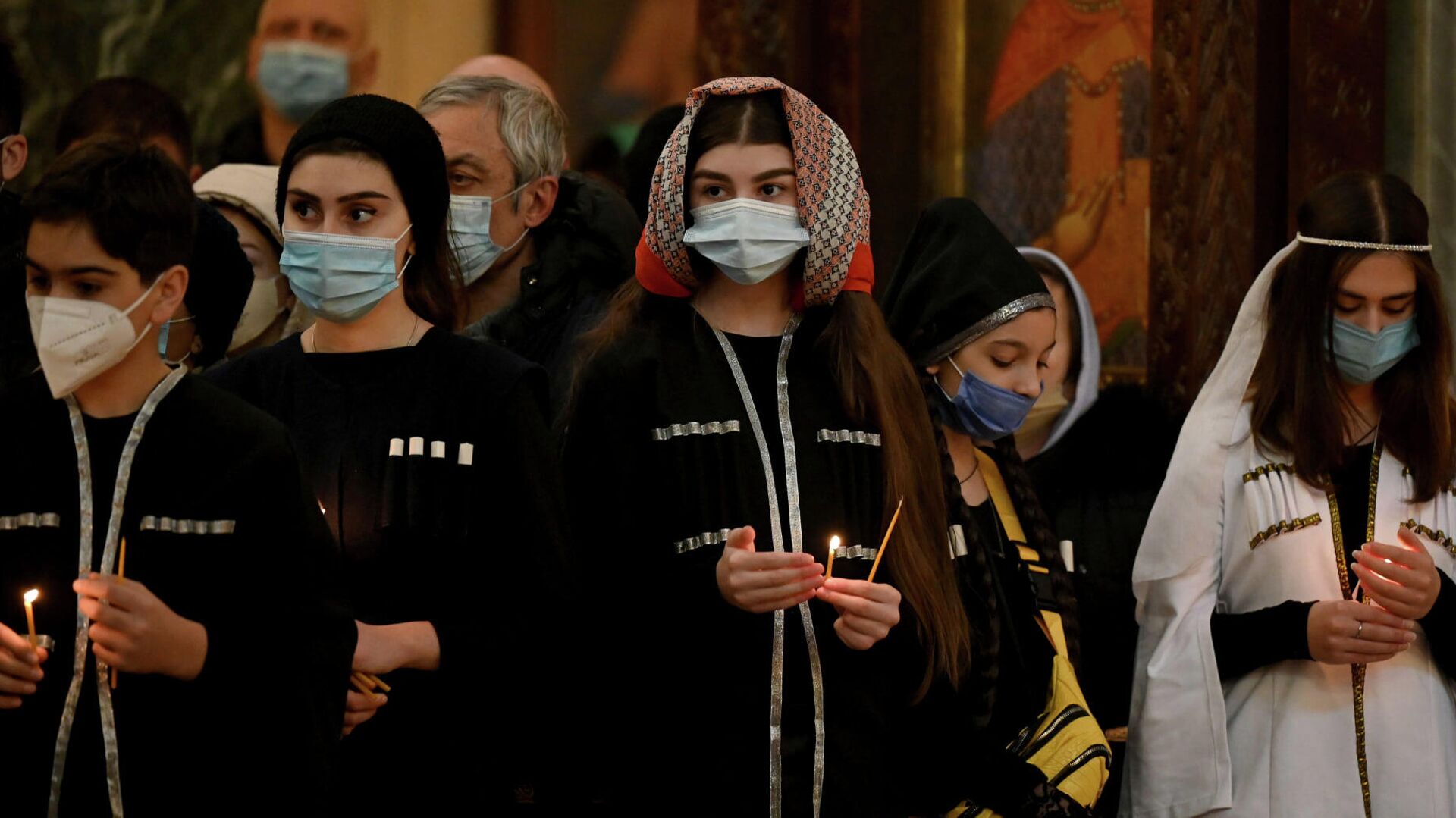 Верующие в масках в кафедральном соборе Святой Троицы - Самеба, на церковный праздник - Sputnik Грузия, 1920, 06.02.2022
