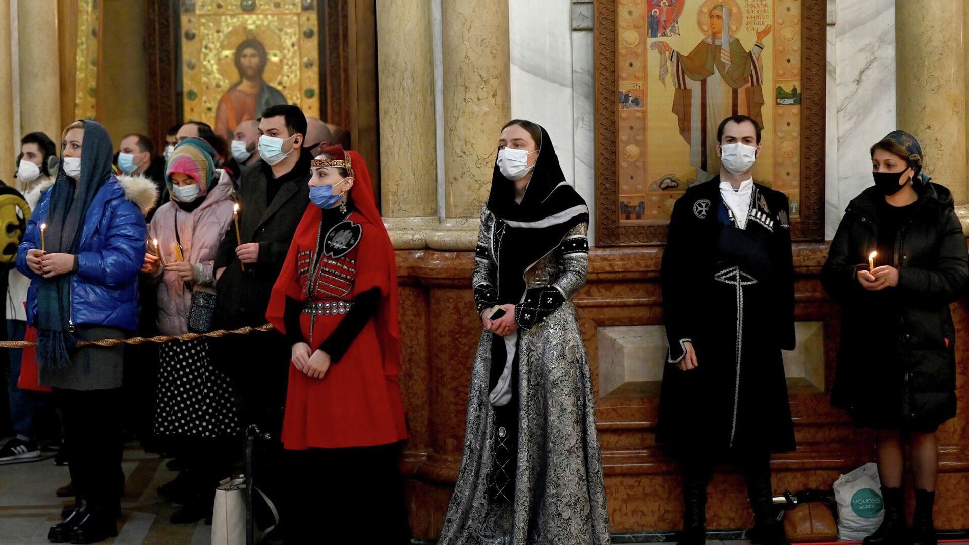 Верующие в масках в кафедральном соборе Святой Троицы - Самеба, на церковный праздник - Sputnik Грузия, 1920, 26.02.2022