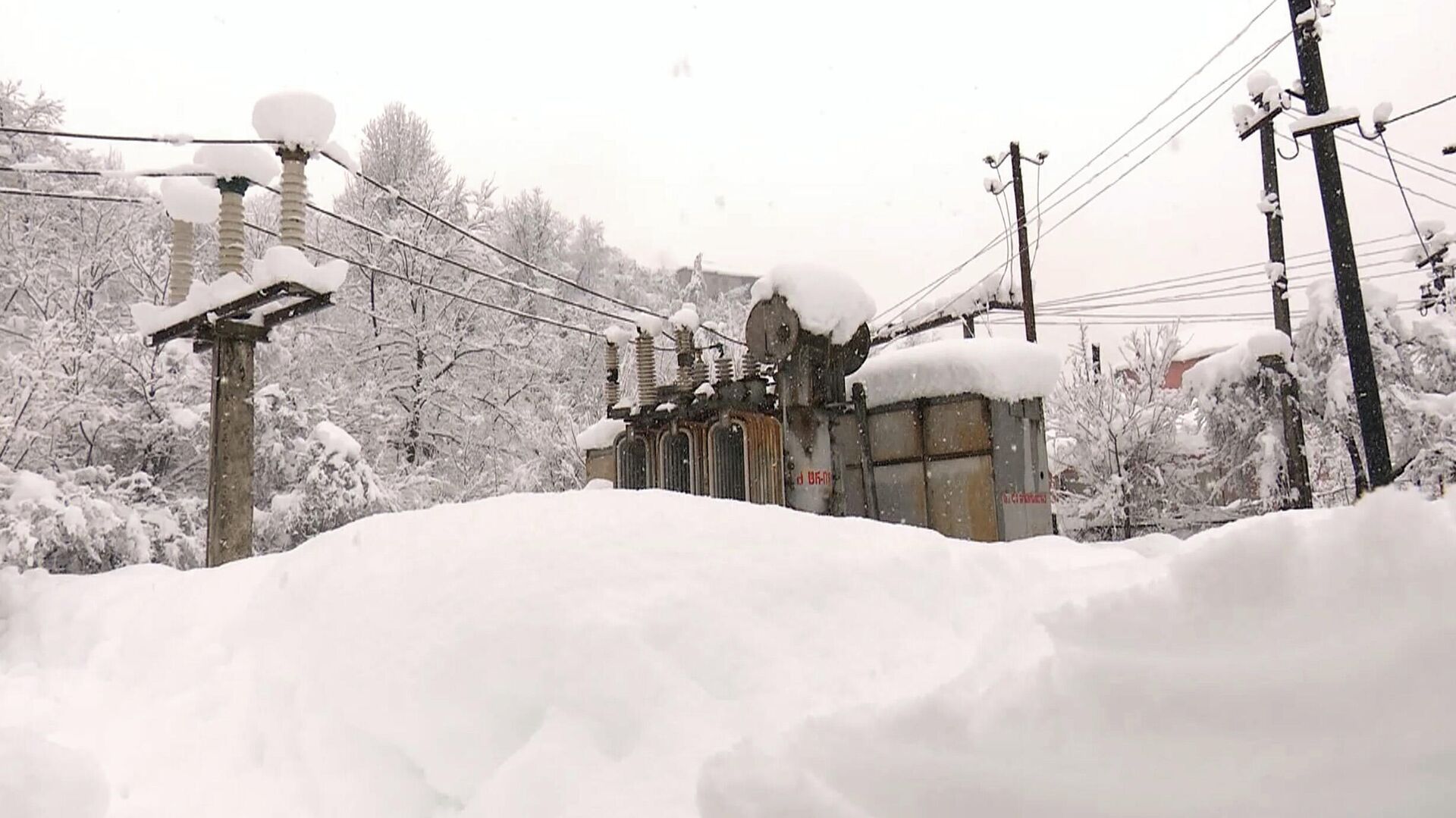 Снегопад в горах. Линии электропередач в снегу - Sputnik Грузия, 1920, 20.01.2022