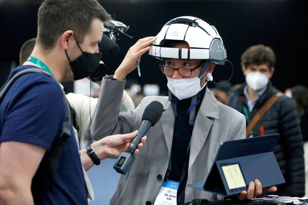 На выставке была представлена масса интереснейших новинок.Доктор Дейв Ким рассказывает об &quot;умном&quot; шлеме iSyncWave, который предназначен для мониторинга здоровья мозга и LED-терапии - Sputnik Грузия