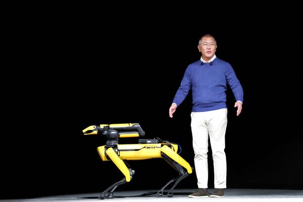 Руководитель Hyundai вышел на сцену выставки с роботособакой. По его словам, уже скоро можно будет отремонтировать машину или прибор на заводе в другой стране благодаря дистанционно управляемым роботам - Sputnik Грузия