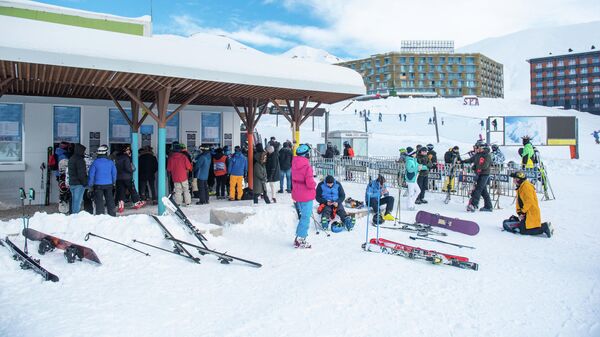 Зимний курорт Гудаури. Туристы и отдыхающие идут кататься на лыжах - Sputnik Грузия