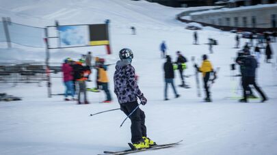 Зимний курорт Гудаури. Туристы катаются на лыжах