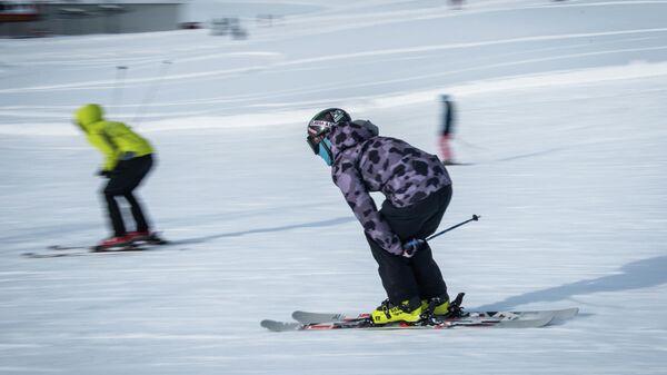 Зимний курорт Гудаури. Туристы и отдыхающие катаются на лыжах - Sputnik Грузия
