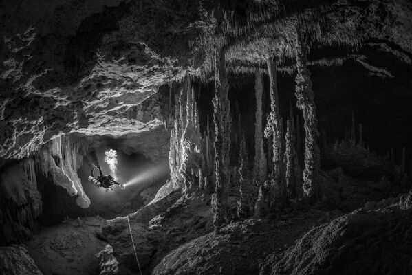 Снимок &quot;Древние пещеры&quot; фотографа Тома Сент Джорджа, победивший в категории &quot;Черно-белое&quot; - Sputnik Грузия