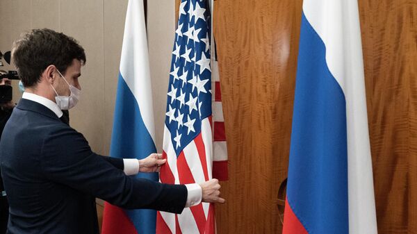 Флаги России и США на переговорах в Женеве - Sputnik Грузия