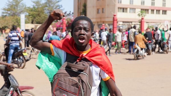 Люди демонстрируют свою поддержку военным в Уагадугу, Буркина-Фасо - Sputnik Грузия