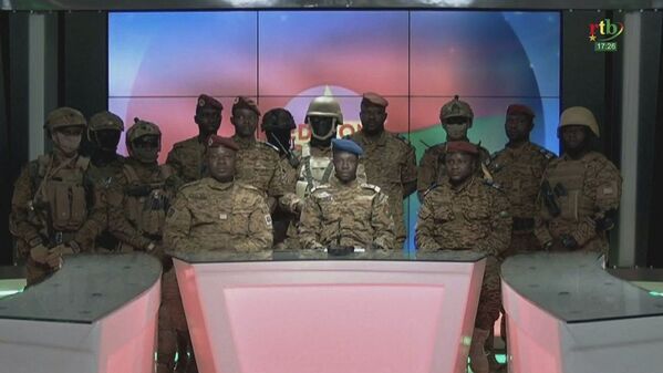 Военные Буркина-Фасо 24 января 2022 года объявили о захвате власти в стране. На снимке - представитель хунты, капитан Сидсоре Кабер Уэдраого с солдатами выступает по телевидению - Sputnik Грузия