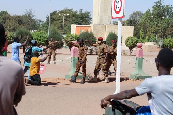 Военные призывают людей, собравшихся в поддержку ВС после захвата власти в Буркина-Фасо, разойтись - Sputnik Грузия