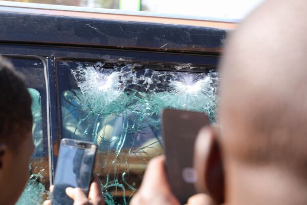 Следы от пуль в окне автомобиля президента Буркина-Фасо - Sputnik Грузия
