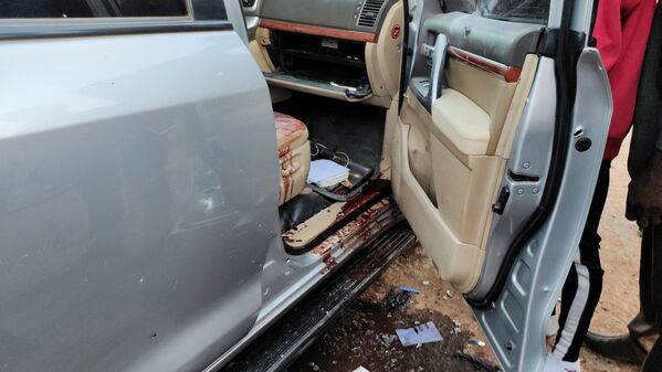Следы крови в салоне президентского автомобиля после стрельбы у его резиденции в Уагадугу, Буркина-Фасо - Sputnik Грузия