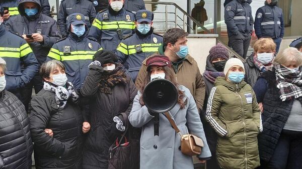 Акция протеста вынужденно перемещенных лиц и беженцев у здания минздрава Грузии 26 января 2022 года - Sputnik Грузия