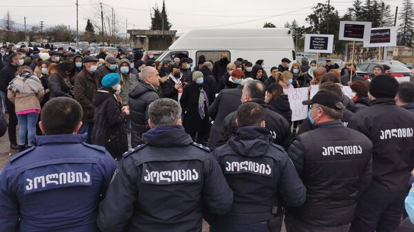 Акция протеста против полицейского насилия у здания регионального управления полиции Самегрело в Зугдиди 26 января 2022 года - Sputnik Грузия