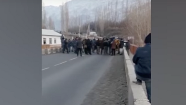 Перестрелка на границе Кыргызстана и Таджикистана - видео очевидца - Sputnik Грузия