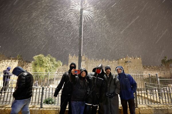 Группа мужчин делает селфи перед Дамасскими воротами в Старом городе Иерусалима - Sputnik Грузия