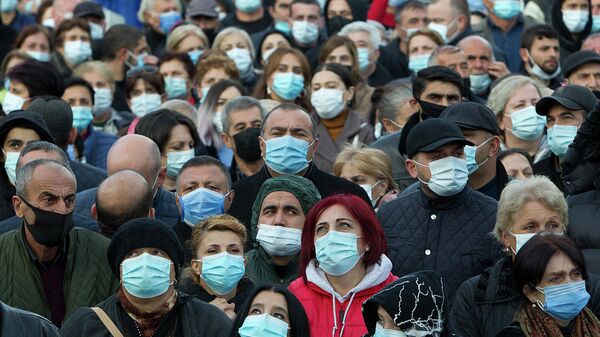 Эпидемия коронавируса в Грузии - люди в масках - Sputnik Грузия