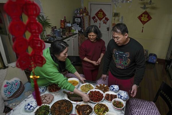 Семья из провинции Шаньдун готовит блюда в канун Лунного Нового года - Sputnik Грузия