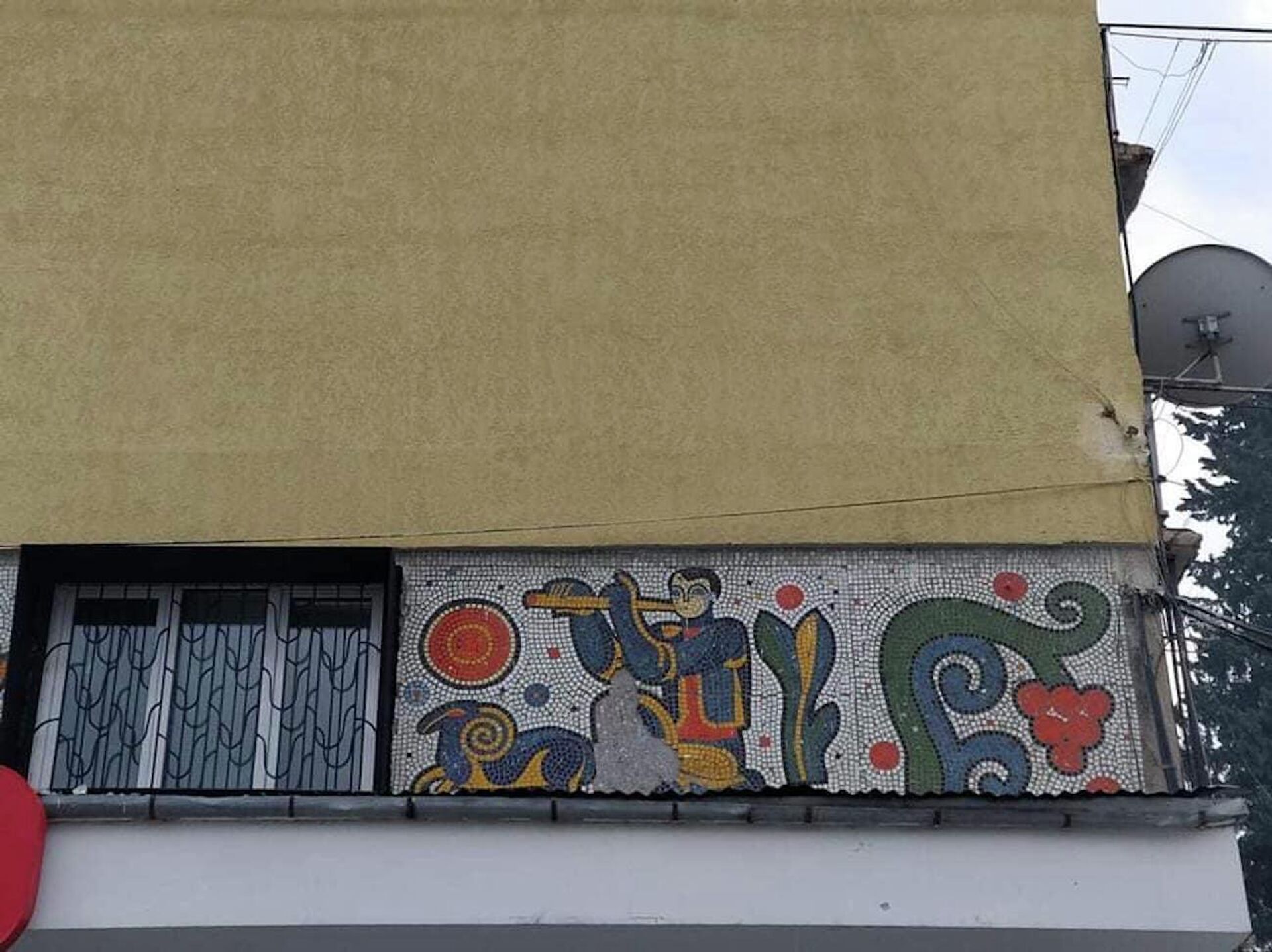 Мозаика на фасаде здания в городе Гардабани - Sputnik Грузия, 1920, 03.02.2022