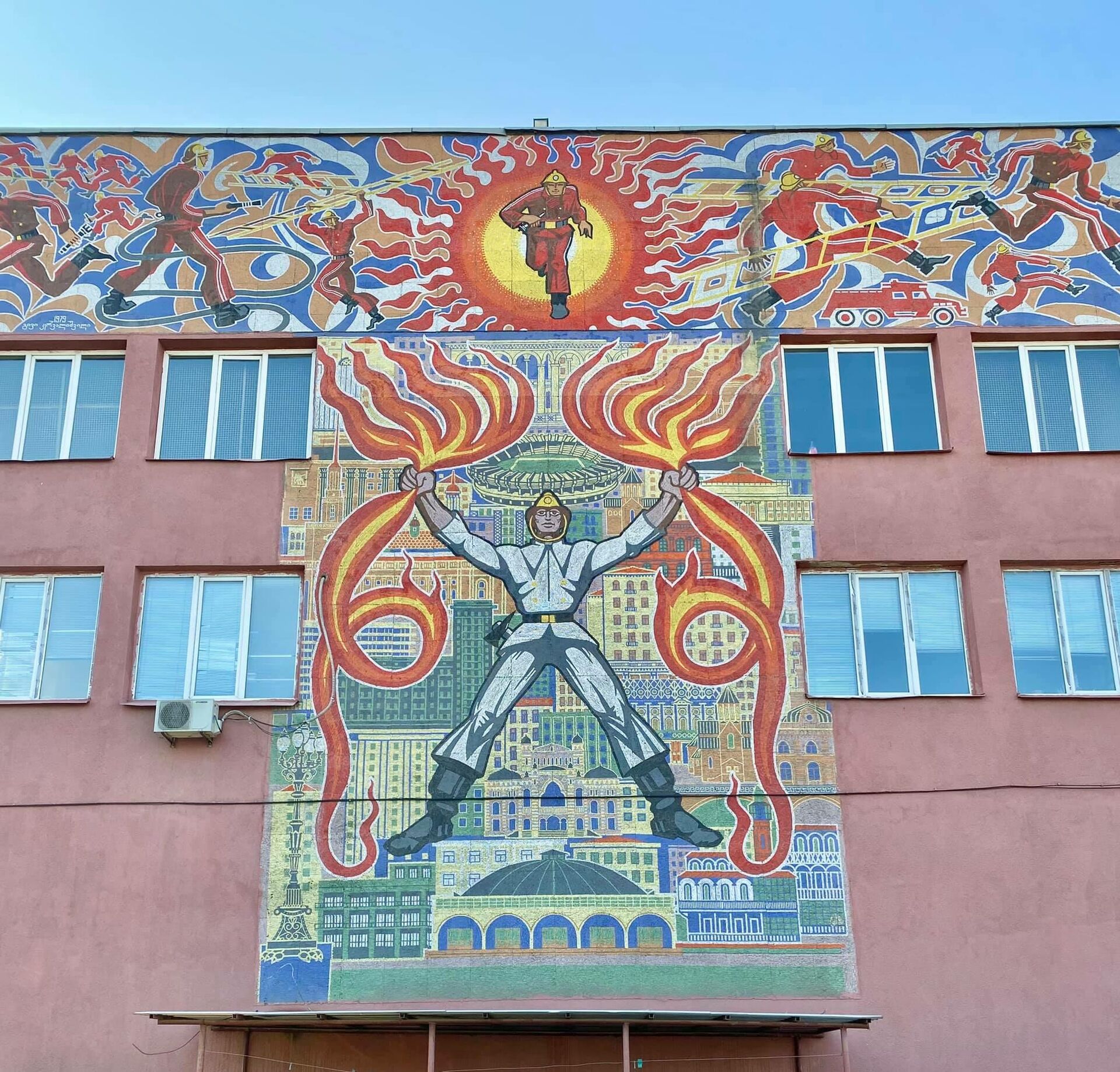 Мозаика на здании Пожарной части, называется Огонь в надежных руках - Sputnik Грузия, 1920, 03.02.2022