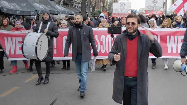 Антиваксеры с барабанами в столице Грузии провели новое шествие - видео - Sputnik Грузия