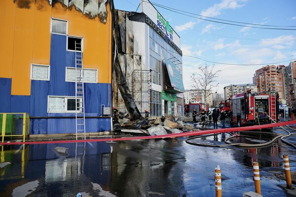 В последний раз крупный пожар у рынка Элиава был год назад - в начале февраля 2021 года. Тогда там сгорел склад с лакокрасочными материалами. Столб дыма был виден из разных районов Тбилиси. Тот пожар тушили 12 бригад в течение нескольких часов.  - Sputnik Грузия