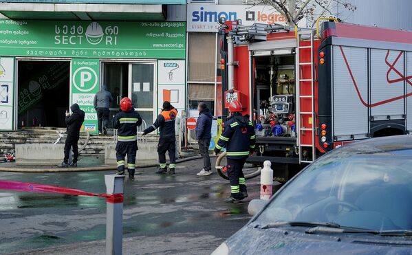 От пожара фактически пострадало только одно здание из многих десятков, расположенных на территории рынка и прилегающей территории. - Sputnik Грузия