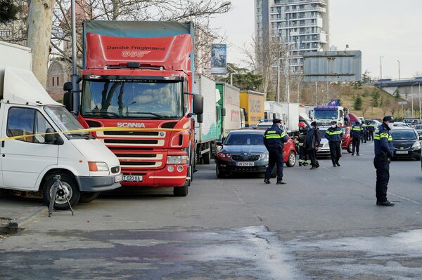 Во время крупных происшествий движение вокруг рынка Элиава частично прерывается - полиция направляет машины по другим улицам. - Sputnik Грузия