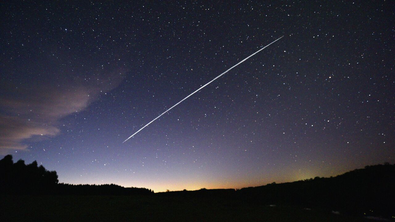 спутник в ночном небе фото