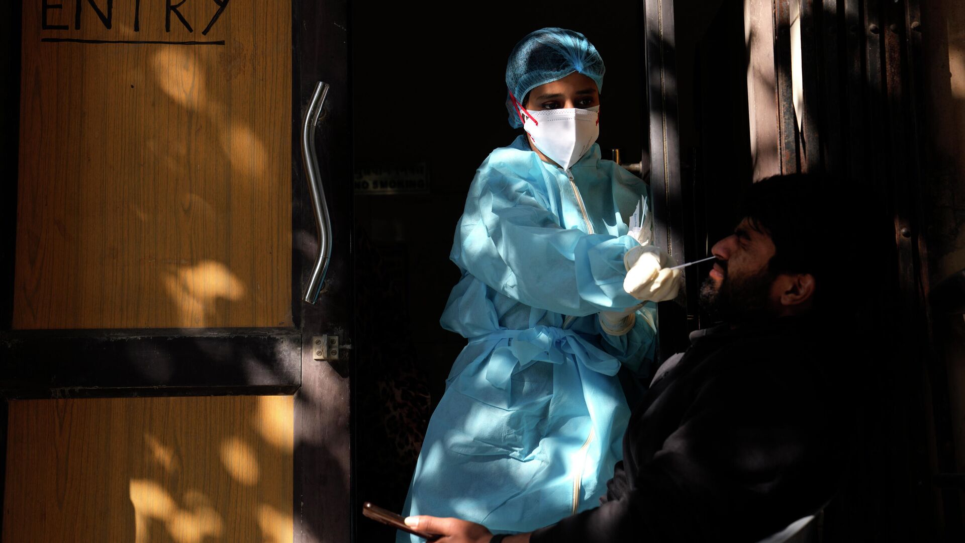 Эпидемия коронавируса - медицинские работники в защитных масках - Sputnik Грузия, 1920, 02.04.2022