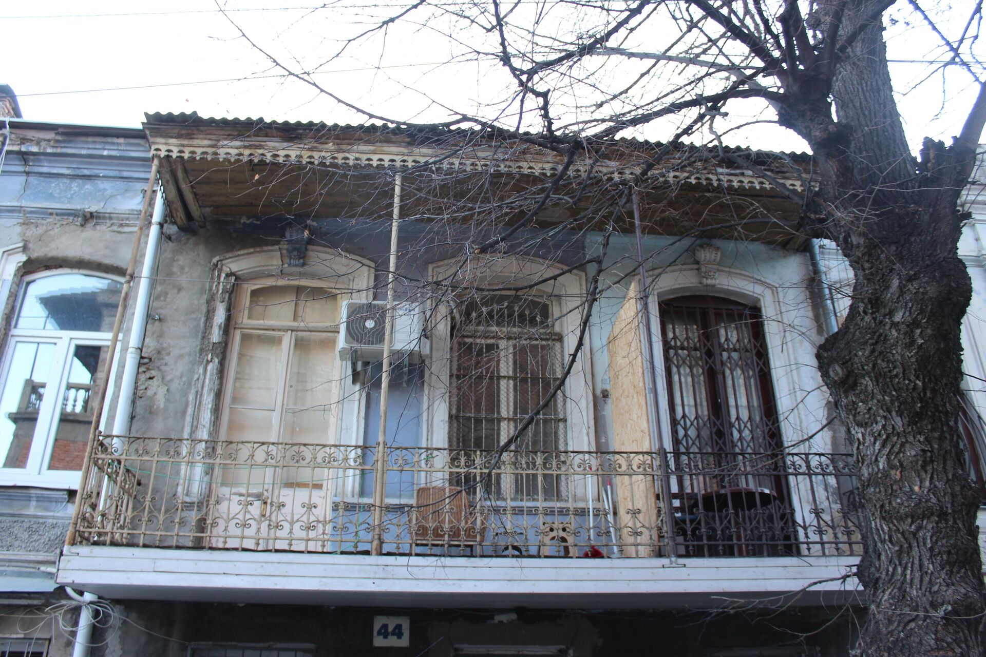 А сбоку балкон, скорее всего старый, с переделками - Sputnik Грузия, 1920, 11.02.2022