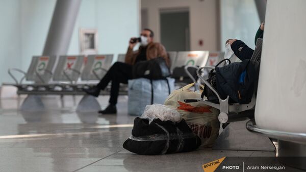 Пассажиры рейса Ереван-Москва в зале вылета аэропорта Звартноц (1 февраля 2021). Еревaн - Sputnik Грузия