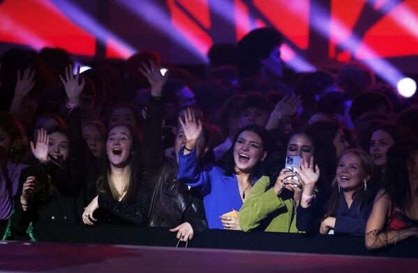 Фанаты исполнителей во время вручения премии Brit Awards в Лондоне.  - Sputnik Грузия